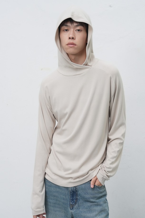 [25FW] MAN 레이어드 소프트 후드티는 남성용 상의 후드티로, 가을과 겨울에 따뜻하게 입을 수 있습니다. 베이직하고 캐주얼한 스타일의 루즈핏 후드티이며, 부드러운 면 소재로 제작되어 편안한 착용감을 선사합니다. 무지 디자인에 긴 소매 기장과 두꺼운 두께감으로 보온성을 높였으며, 레이어드 스타일 연출이 용이합니다. 일상복으로 활용하기 좋은 아이템입니다.
