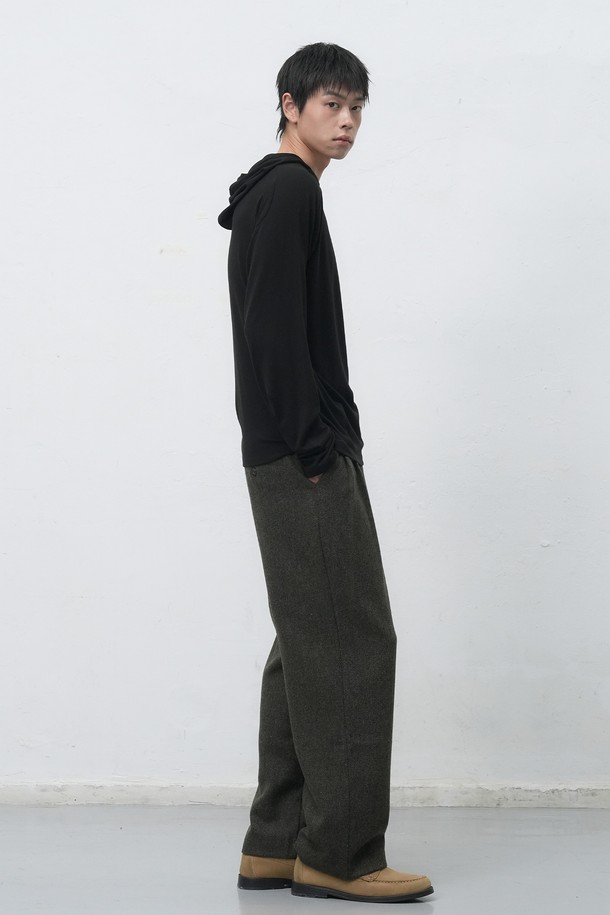 "[25FW] MAN 레이어드 소프트 후드티 [2COL] / SBE4M02011"는 부드러운 촉감의 면 소재로 제작된 남성용 후드티입니다. 베이직하고 캐주얼한 스타일로, 가을과 겨울철 일상복으로 활용하기 좋습니다. 블랙과 베이지 두 가지 색상으로 제공되며, 레귤러 핏에 긴 소매 기장을 갖추고 있습니다. 레이어드 디자인으로 다양한 스타일 연출이 가능하며, 캠핑룩이나 집콕룩으로도 편안하게 착용할 수 있습니다. 캐주얼, 미니멀, 클래식 스타일을 선호하는 남성분들께 추천합니다.
