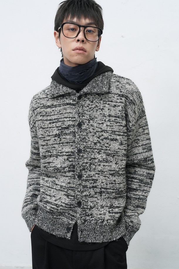 [25FW] MAN 빈티지 카라 버튼 가디건 [2COL]은 남성용 상의 가디건입니다. 가을과 겨울에 어울리는 두꺼운 두께감의 니트 소재로 제작되었으며, 부드러운 촉감을 자랑합니다. 블랙과 그레이 두 가지 색상으로 출시되었으며, 빈티지 디자인과 보카시 패턴이 특징입니다. 레귤러핏의 긴소매 카라넥 가디건으로, 버튼 디테일이 돋보입니다. 출근룩 또는 비즈니스 캐주얼 스타일과 클래식, 미니멀, 캐주얼 스타일에 잘 어울립니다.
