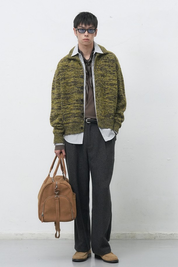 [25FW] MAN 빈티지 카라 버튼 가디건 [2COL]은 부드러운 니트 소재의 남성용 가디건입니다. 가을과 겨울에 어울리는 두꺼운 두께감과 긴소매 기장으로 따뜻하게 착용할 수 있습니다. 그레이와 올리브 두 가지 색상으로 출시되었으며, 보카시 무늬가 빈티지하고 캐주얼한 스타일을 더합니다. 카라넥 디자인과 버튼 디테일이 돋보이며, 레귤러핏으로 제작되어 편안한 착용감을 선사합니다. 출근룩과 모임룩 모두 활용 가능하며, 캐주얼, 클래식, 미니멀한 스타일 연출에 적합합니다.
