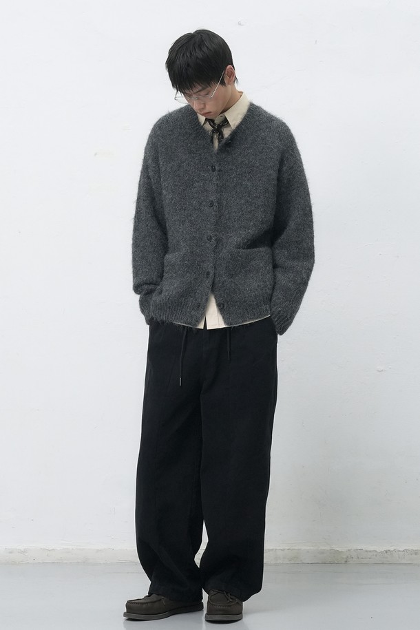 [25FW] MAN 울 블렌드 헤어리 루즈핏 가디건 [3COL]는 남성용 가디건으로, 가을과 겨울에 착용하기 좋은 두꺼운 두께감의 제품입니다. 울 소재를 사용하여 부드러운 촉감을 선사하며, 베이직하고 캐주얼한 스타일을 연출합니다. 루즈핏과 브이넥 디자인으로 편안한 착용감을 제공하며, 긴소매와 헤어리한 무늬가 특징입니다. 출근룩과 모임룩은 물론 캐주얼, 클래식, 미니멀 스타일에도 잘 어울립니다. 그레이 색상으로 다양한 옷에 매치하기 용이합니다.
