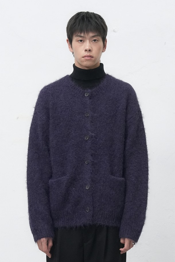 [25FW] MAN 울 블렌드 헤어리 루즈핏 가디건 [3COL]는 남성용 상의 가디건입니다. 가을, 겨울 시즌 착용하기 좋으며, 부드러운 촉감의 울 소재와 긴 소매 기장으로 제작되었습니다. 베이직하고 캐주얼한 스타일로, 일상 및 출근룩에 활용하기 좋습니다. 루즈핏으로 편안한 착용감을 선사하며, 라운드넥 디자인과 무지 패턴이 특징입니다. 그레이, 네이비 2가지 색상으로 제공되며, 두께가 두꺼워 따뜻하게 입을 수 있습니다.
