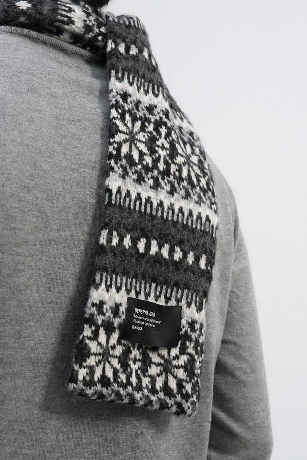 **[25FW] UNISEX 페어아일 머플러 [3COL] / SBE4U96010**

부드러운 촉감의 울, 아크릴 혼방 소재로 제작된 유니섹스 페어아일 머플러입니다. 겨울 시즌의 추위를 막아주는 두꺼운 두께감으로 보온성을 높였습니다. 캐주얼, 베이직, 클래식, 미니멀 스타일 모두 소화 가능한 디자인으로, 화이트, 블랙 두 가지 색상으로 만나볼 수 있습니다. 페어아일 패턴이 돋보이며, 데일리룩에 포인트 아이템으로 활용하기 좋습니다. 남녀 모두 착용 가능한 디자인으로, 겨울철 따뜻하고 스타일리시하게 연출해보세요.
