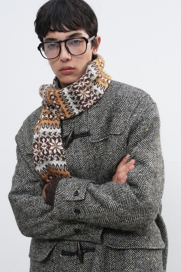 [25FW] UNISEX 페어아일 머플러 [3COL]는 부드러운 울 소재로 제작되어 가을, 겨울철 따뜻함을 선사하는 유니섹스 머플러입니다. 페어아일 패턴과 브라운, 화이트 컬러 구성으로 캐주얼, 클래식, 미니멀 스타일 모두 소화 가능하며, 출근룩에도 잘 어울립니다. 두꺼운 두께감과 니트 소재로 제작되어 뛰어난 보온성을 제공하며, 부드러운 촉감으로 편안하게 착용할 수 있습니다. 겨울철 방한용 머플러로, 스타일리시함과 따뜻함을 동시에 잡으세요.
