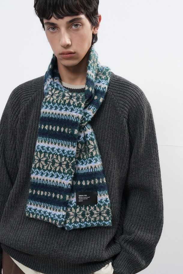 [25FW] UNISEX 페어아일 머플러 [3COL] / SBE4U96010는 클래식한 무드의 유니섹스 머플러입니다. 부드러운 울 소재로 제작되어 가을, 겨울철 따뜻하게 착용할 수 있으며, 두꺼운 두께감으로 보온성을 높였습니다. 네이비, 블루, 화이트 3가지 색상으로 출시되었으며, 전통적인 페어아일 패턴이 특징입니다. 미니멀한 스타일에도 잘 어울려, 다양한 룩에 포인트 아이템으로 활용하기 좋습니다. 
