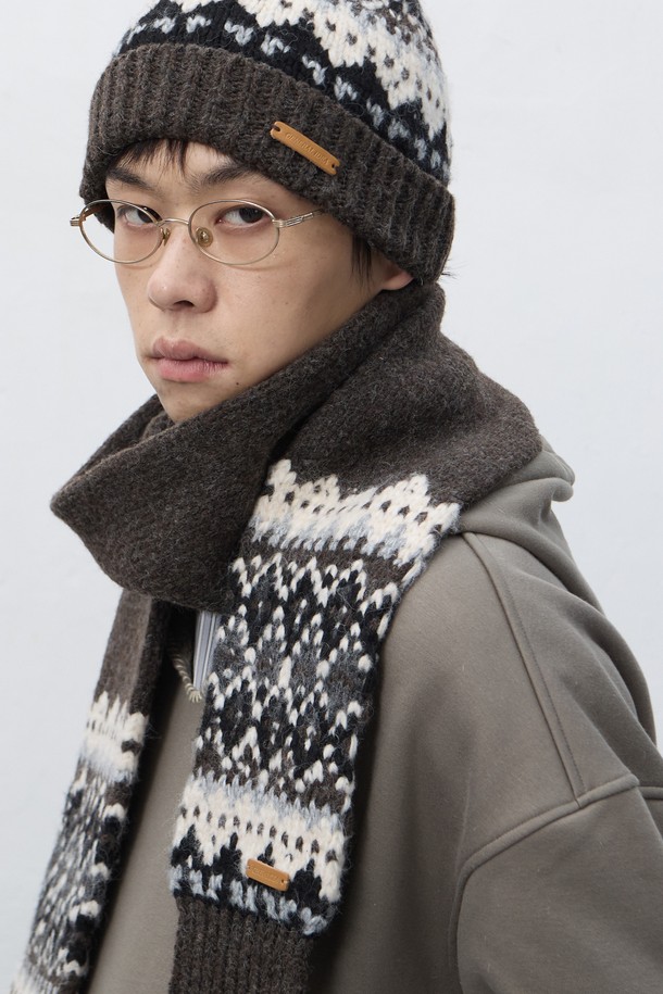 [25FW] UNISEX 노르딕 머플러 [3COL] / SBE4U96013는 가을, 겨울철 따뜻함과 스타일을 책임지는 유니섹스 머플러입니다. 부드러운 촉감의 울과 니트 소재로 제작되어 뛰어난 보온성을 제공하며 일상룩과 출근룩, 여행룩에 모두 잘 어울립니다. 노르딕 패턴이 돋보이며, 다크브라운, 화이트, 블랙 세 가지 색상으로 출시되어 다양한 스타일에 매치하기 좋습니다. 두꺼운 두께감으로 방한 효과를 높였으며, 세트 구성으로 더욱 실용적으로 활용할 수 있습니다. 캐주얼, 클래식, 미니멀 등 어떤 스타일에도 잘 어울리는 베이직한 디자인입니다.
