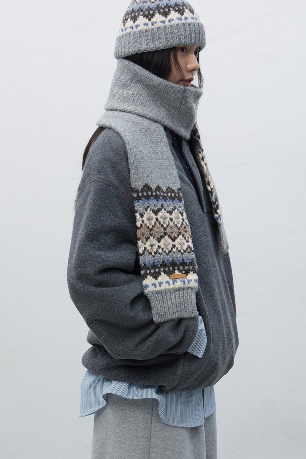 [25FW] UNISEX 노르딕 머플러 [3COL] / SBE4U96013는 캐주얼 스타일의 유니섹스 머플러입니다. 울 소재로 제작되어 부드러운 촉감과 뛰어난 보온성을 제공하며, 가을과 겨울철에 착용하기 좋습니다. 노르딕 패턴이 돋보이며, 그레이, 베이지, 블루, 브라운 4가지 색상으로 출시되었습니다. 두꺼운 두께감으로 따뜻함을 더하며, 머플러와 비니가 세트로 구성되어 실용성을 높였습니다.
