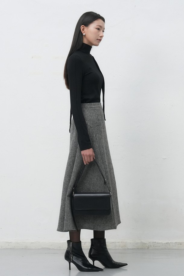 [WOMAN] 스카프 터틀넥 티셔츠 [2COL] / WBE4L01518는 여성 의류 상의, 터틀넥 티셔츠입니다. 미니멀, 베이직 스타일로 블랙, 그레이 두 가지 색상으로 출시되었습니다. 가을, 겨울 시즌에 어울리며, 슬림핏으로 제작되어 시크하고 클래식한 분위기를 연출합니다. 스카프 디테일이 돋보이며 일상, 출근룩에 활용하기 좋습니다. 긴소매 기장의 무지 티셔츠입니다.
