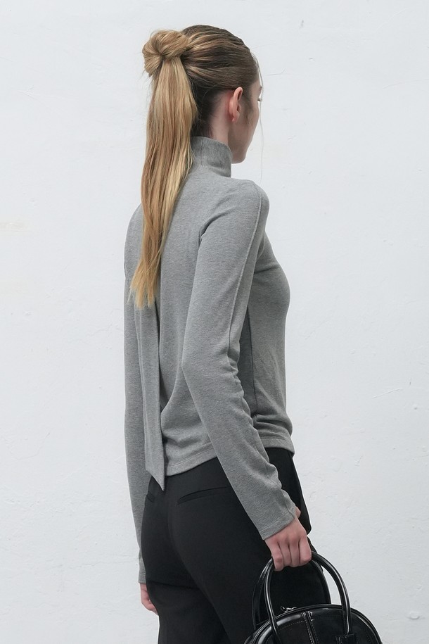 **WOMAN] 스카프 터틀넥 티셔츠 [2COL] / WBE4L01518**는 여성들을 위한 가을/겨울용 터틀넥 티셔츠입니다. 베이직하고 미니멀한 스타일로, 출근룩에 적합합니다. 슬림핏에 긴 소매 기장으로 디자인되었으며, 무지 패턴의 그레이 컬러로 어떤 옷에도 잘 어울립니다. 스카프 디테일이 포인트로 더해져 세련된 느낌을 줍니다.
