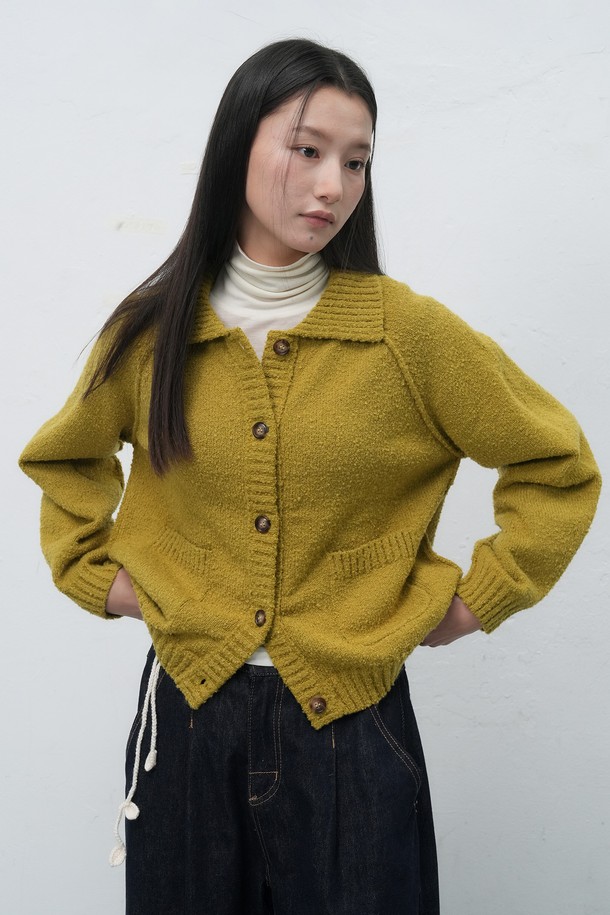 따뜻하고 포근한 분위기를 연출하는 [25FW] 우먼 부클 카라 포켓 가디건입니다. 부드러운 부클 소재와 옐로우 컬러가 어우러져 캐주얼하면서도 미니멀한 스타일을 완성합니다. 가을, 겨울 시즌에 어울리는 두꺼운 두께감으로 따뜻함을 선사하며, 레귤러핏과 크롭 기장으로 세련된 실루엣을 연출합니다. 카라 디자인과 버튼 여밈, 포켓 디테일이 돋보이며, 긴 소매로 편안함과 스타일리시함을 동시에 잡았습니다. 데일리룩에 포인트 아이템으로 활용하기 좋은 가디건입니다.
