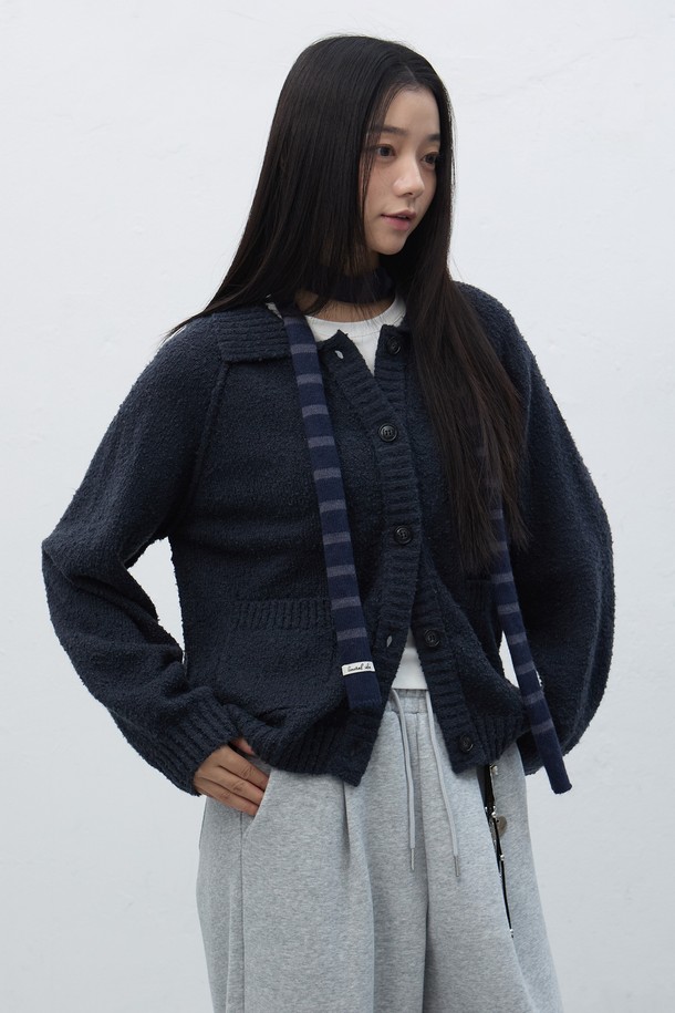 **[25FW] WOMAN 부클 카라 포켓 가디건 [3COL] / WBE4L04553**는 부드러운 부클 소재로 제작되어 포근한 착용감을 선사하는 여성 가디건입니다. 네이비 색상으로 출시되었으며, 가을과 겨울에 어울리는 두꺼운 두께감으로 따뜻하게 착용할 수 있습니다. 카라 디자인과 레귤러 핏으로 베이직하면서도 캐주얼한 스타일을 연출하며, 크롭 기장으로 트렌디함을 더했습니다. 긴 소매와 포켓 디테일이 실용성을 높여 일상생활에서 편안하게 활용하기 좋습니다.
