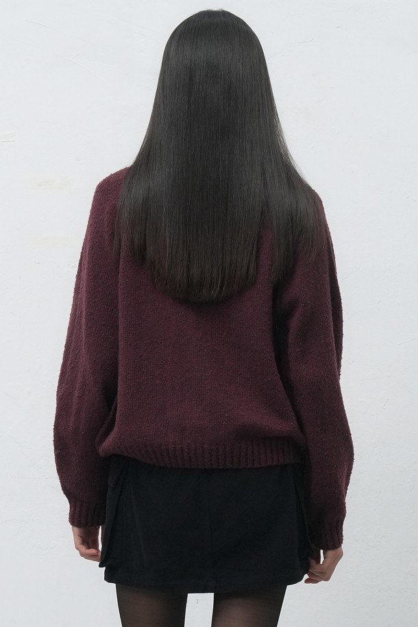 [25FW] WOMAN 부클 카라 포켓 가디건 [3COL] / WBE4L04553는 여성스러움과 포근함을 동시에 선사하는 가을, 겨울 시즌 필수 아이템입니다. 부드러운 촉감의 부클 소재와 두꺼운 두께감으로 따뜻하게 착용할 수 있으며, 레귤러핏으로 편안한 착용감을 제공합니다. 카라 디자인과 전면 포켓 디테일이 클래식하고 미니멀한 스타일을 완성하며, 출근룩이나 모임룩 등 다양한 TPO에 활용 가능합니다. 버건디, 네이비, 블랙 세 가지 색상으로 출시되어 취향에 맞게 선택할 수 있는 긴소매 가디건입니다.
