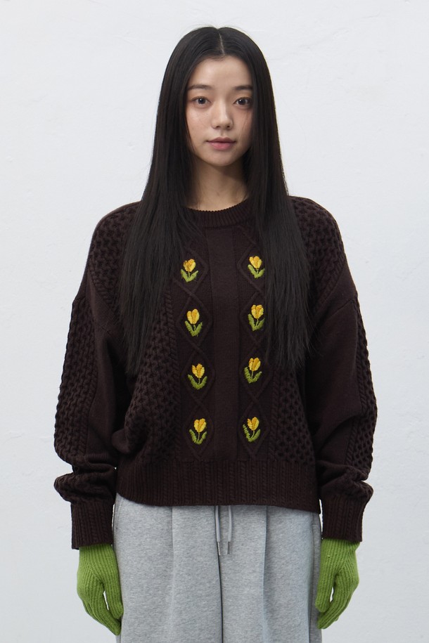 **[25FW] WOMAN 플라워 케이블 니트 풀오버 [3COL] / WBE4L05545**는 여성스러운 분위기를 자아내는 플라워 케이블 니트 풀오버입니다. 부드러운 울 소재로 제작되어 가을, 겨울 시즌에 따뜻하고 편안하게 착용할 수 있습니다. 라운드넥 디자인에 긴소매 기장으로, 캐주얼하면서도 클래식한 스타일을 연출합니다. 특히, 꽃 자수 디테일이 더해져 데이트룩이나 모임룩에 포인트를 줄 수 있으며, 레귤러핏으로 다양한 체형에 잘 어울립니다. 브라운 컬러와 두꺼운 두께감으로 포근한 느낌을 선사합니다.
