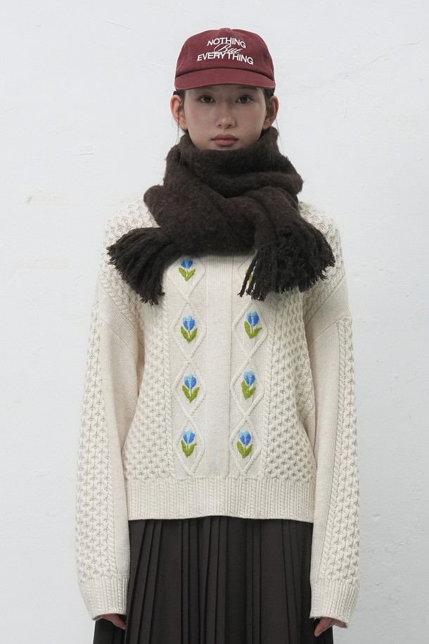 [25FW] WOMAN 플라워 케이블 니트 풀오버는 여성용 상의 니트/스웨터입니다. 아이보리 컬러의 울 소재로 제작되었으며, 가을과 겨울에 착용하기 좋습니다. 캐주얼 스타일의 레귤러 핏으로, 라운드 넥과 긴 소매 디자인이 특징입니다. 두꺼운 두께감과 부드러운 촉감, 플라워 자수 디테일, 플라워 및 케이블 패턴이 돋보이는 풀오버입니다.
