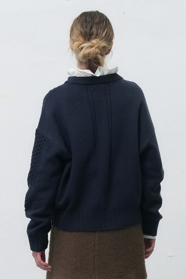 [25FW] WOMAN 플라워 케이블 니트 풀오버는 여성용 상의 니트/스웨터 제품입니다. 네이비, 화이트, 브라운 세 가지 색상으로 제공되며, 가을과 겨울에 따뜻하게 입을 수 있습니다. 울 소재로 제작되어 부드러운 촉감을 선사하며, 플라워 및 케이블 패턴, 자수 디테일이 돋보입니다. 레귤러핏 라운드넥 디자인에 긴소매 기장, 두꺼운 두께감으로 캐주얼하고 클래식한 스타일을 연출합니다.
