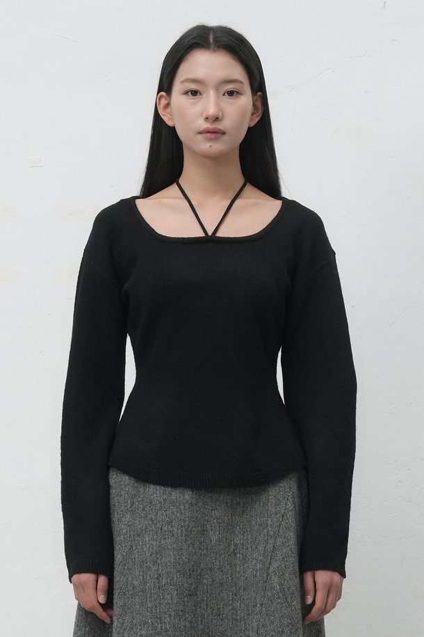 [25FW] WOMAN 스트랩 니트 풀오버 [3COL] / WBE4L05547은 여성용 니트/스웨터로, 가을과 겨울에 착용하기 좋은 두꺼운 두께감의 긴소매 풀오버입니다. 블랙과 화이트 두 가지 색상으로 출시되었으며, 미니멀하고 베이직한 스타일을 연출합니다. 스퀘어넥 디자인과 스트랩 디테일이 특징이며, 부드러운 촉감의 니트 소재로 제작되어 편안한 착용감을 선사합니다. 레귤러핏으로 제작되어 데이트룩, 모임룩 등 다양한 TPO에 활용 가능하며, 미니멀, 클래식, 캐주얼 스타일을 즐기는 분들께 추천합니다.
