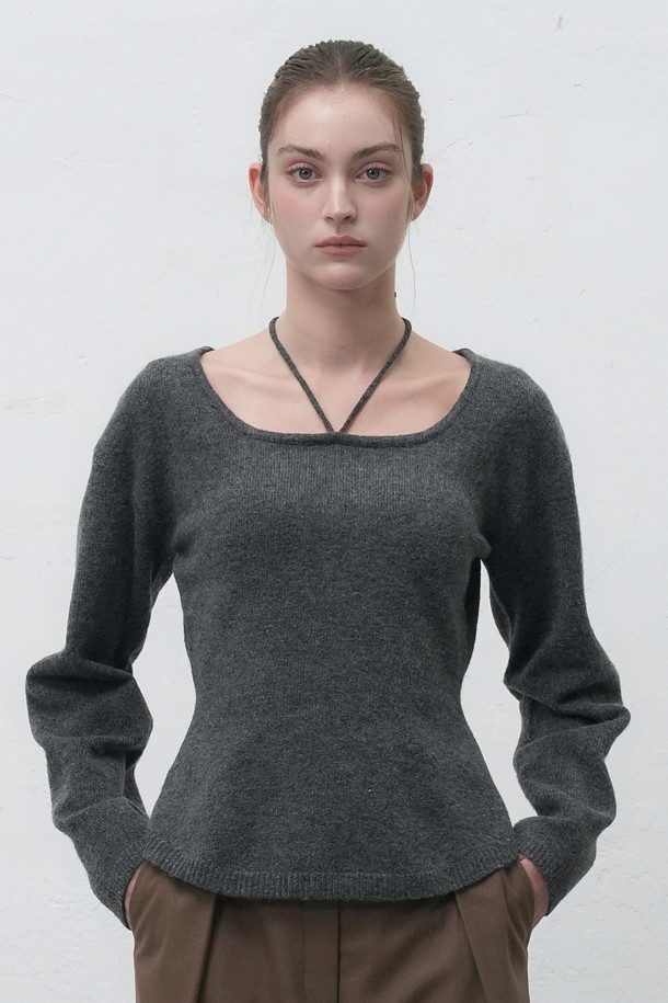 [25FW] WOMAN 스트랩 니트 풀오버 [3COL] / WBE4L05547는 여성용 상의 니트/스웨터 제품입니다. 부드러운 울 소재로 제작되어 가을과 겨울에 따뜻하게 착용할 수 있으며, 레귤러핏에 라운드넥 디자인으로 베이직하고 미니멀한 스타일을 연출합니다. 긴소매와 두꺼운 두께감으로 보온성을 높였으며, 그레이 컬러에 무지 패턴으로 다양한 코디에 활용하기 좋습니다. 출근룩과 모임룩, 클래식, 미니멀, 캐주얼 스타일 모두 소화 가능한 아이템으로, 스트랩 디테일이 포인트입니다.
