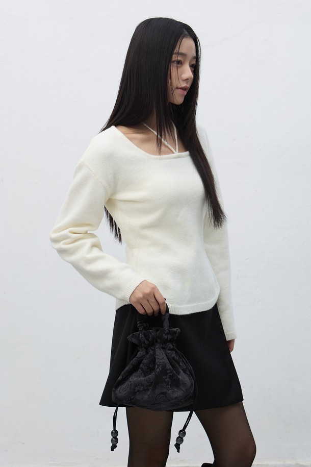 [25FW] WOMAN 스트랩 니트 풀오버는 여성용 상의 니트/스웨터입니다. 겨울, 가을 계절에 어울리는 두꺼운 두께감과 부드러운 촉감이 특징이며, 베이직한 스타일에 라운드넥 디자인으로 제작되었습니다. 긴 소매 기장의 레귤러핏 니트 풀오버로, 일상과 출근룩, 모임룩 등 다양한 TPO에 활용 가능합니다. 무지 패턴에 스트랩 디테일이 더해져 클래식, 미니멀, 캐주얼 스타일을 연출하기 좋습니다.
