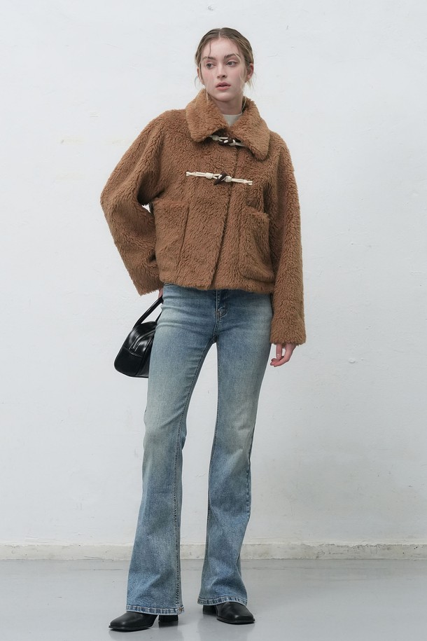 "[25FW] WOMAN 울 블렌드 페이크 퍼 더플 재킷"은 여성용 아우터로, 가을과 겨울에 착용하기 좋은 두꺼운 두께감의 더플 코트입니다. 캐주얼 및 베이직 스타일을 기반으로 하며, 아이보리 및 브라운 두 가지 색상으로 제공됩니다. 울과 페이크 퍼 소재를 사용하여 부드러운 촉감을 선사하며, 긴 소매와 레귤러 핏으로 편안한 착용감을 제공합니다. 토글 여밈 방식과 퍼 카라 디테일이 돋보이는 디자인으로, 일상에서 폭넓게 활용할 수 있습니다.
