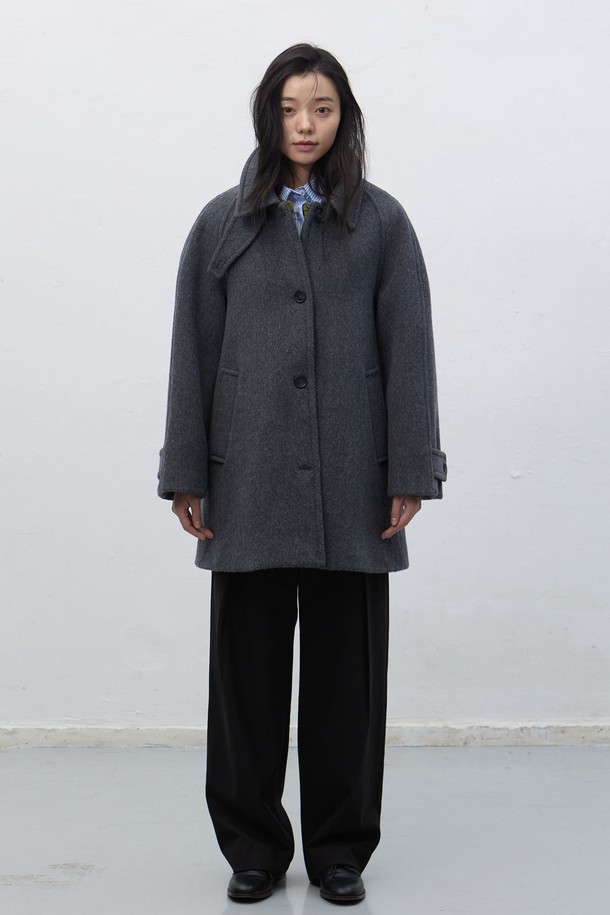 세련된 디자인과 뛰어난 보온성을 자랑하는 [25FW] WOMAN 울 발마칸 하프 코트입니다. 차콜, 오트밀, 네이비 3가지 색상으로 출시되어, 어떤 룩에도 자연스럽게 어울립니다. 클래식하고 베이직한 스타일로, 오피스룩, 출근룩, 모임룩 등 다양한 TPO에 활용 가능합니다. 레귤러핏의 하프 기장으로, 울 소재 특유의 고급스러운 분위기를 연출하며, 싱글 버튼 여밈 방식으로 간편하게 착용할 수 있습니다. 가을, 겨울 시즌에 따뜻하고 스타일리시하게 연출해 보세요.
