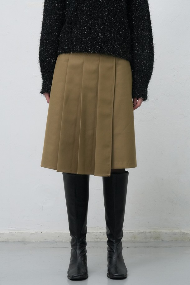 [25FW] WOMAN 플리츠 랩 스커트 [2COL]는 여성스러운 실루엣을 연출하는 플리츠 랩 스커트입니다. 미니멀하고 클래식한 디자인으로, 가을과 겨울에 따뜻하게 착용할 수 있습니다. 블랙과 베이지 두 가지 컬러로 출시되어, 다양한 오피스룩, 출근룩, 모임룩에 활용하기 좋습니다. 랩 스타일의 플리츠 디테일이 세련된 시크 스타일을 완성하며, 25FW 시즌을 대표하는 아이템입니다.
