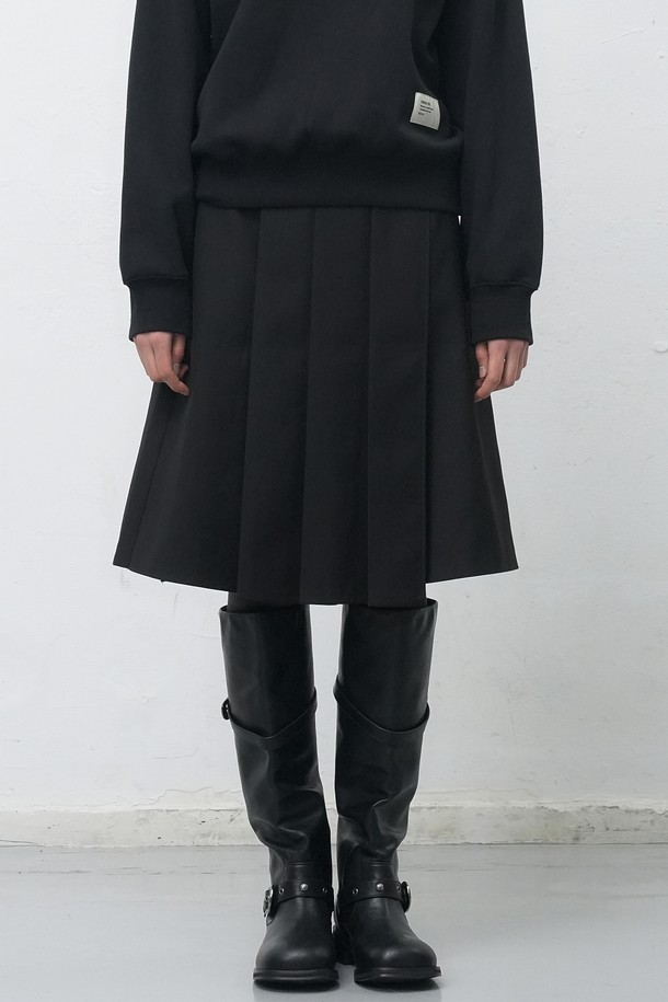 [25FW] WOMAN 플리츠 랩 스커트 [2COL]는 여성스러운 실루엣을 연출하는 플리츠 랩 스커트입니다. 미니멀하고 클래식한 디자인으로, 가을과 겨울에 따뜻하고 세련된 스타일을 완성해줍니다. 블랙과 베이지 두 가지 색상으로 제공되어, 오피스룩, 출근룩, 모임룩 등 다양한 TPO에 활용 가능합니다. 시크하고 세련된 무드를 연출하며, 플리츠 디테일이 은은한 포인트를 더합니다. 25FW 시즌을 맞아 출시된 이 스커트는 당신의 스타일을 한층 끌어올려 줄 것입니다.
