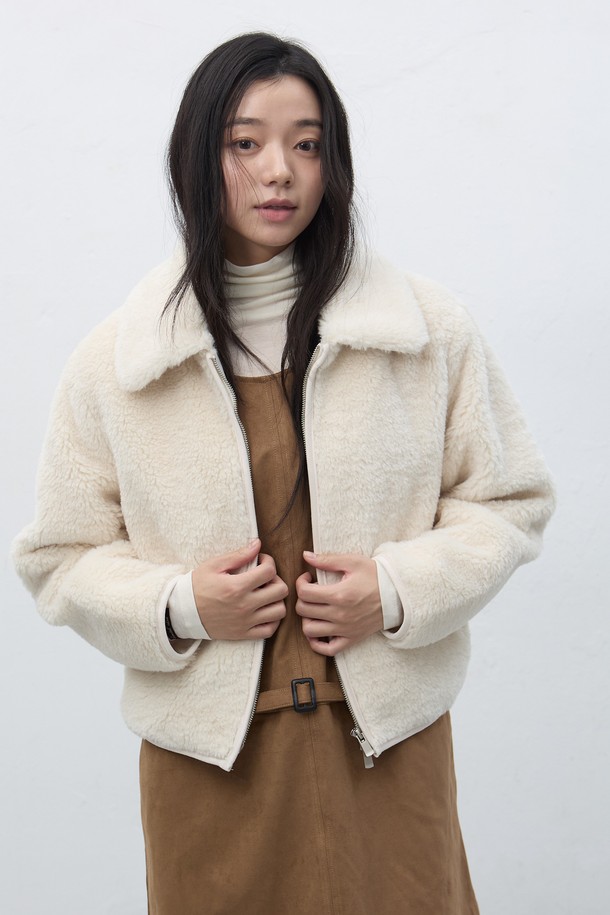 **[25FW] WOMAN 스웨이드 벨티드 원피스**는 부드러운 스웨이드 소재로 제작되어 가을, 겨울 시즌에 안성맞춤인 여성 원피스입니다. 다크 베이지, 블랙, 다크 브라운 3가지 색상으로 출시되었으며, A라인 미니 기장의 스퀘어넥 디자인에 허리 벨트 디테일로 포인트를 더했습니다. 레귤러핏으로 제작되어 편안하면서도 세련된 실루엣을 연출하며, 민소매 디자인으로 다양한 스타일링이 가능합니다. 데이트룩, 모임룩, 출근룩 등 TPO에 구애받지 않고 클래식, 미니멀, 시크한 무드를 연출할 수 있습니다.
