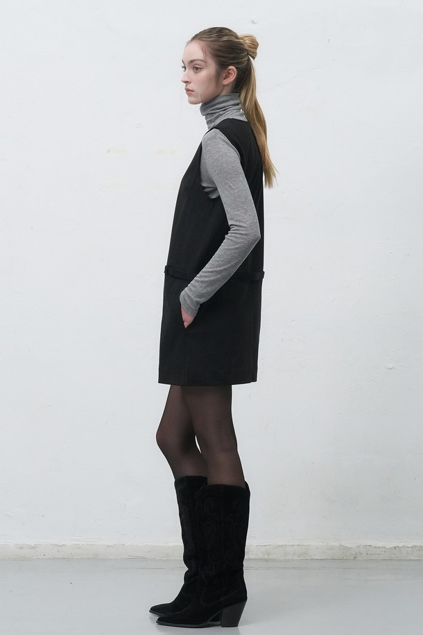 세련된 여성의 겨울 스타일을 완성할 [25FW] WOMAN 스웨이드 벨티드 원피스입니다. 부드러운 스웨이드 소재와 두꺼운 두께감으로 따뜻하고 포근한 착용감을 선사하며, A라인 핏이 여성스러운 실루엣을 연출합니다. 허리 벨트 디테일은 스타일리시함을 더하고, 라운드넥 디자인과 민소매 소매 기장으로 클래식하면서도 미니멀한 무드를 자아냅니다. 다크 베이지, 블랙, 다크 브라운 세 가지 컬러로 출시되어 데이트룩, 모임룩, 출근룩 등 다양한 TPO에 활용 가능합니다.
