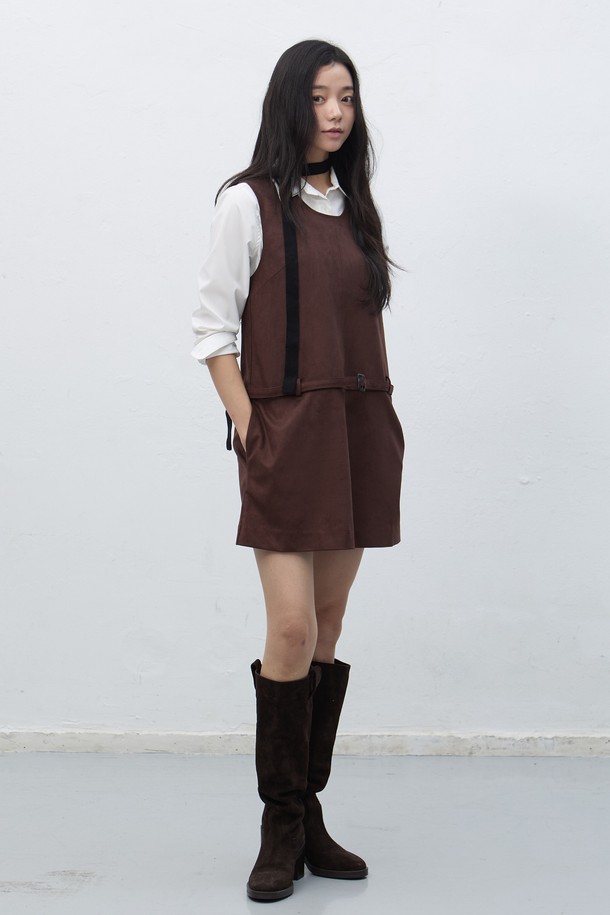 [25FW] WOMAN 스웨이드 벨티드 원피스 [3COL] / WBE4L15512는 부드러운 스웨이드 소재로 제작된 여성용 벨티드 원피스입니다. 다크 베이지, 블랙, 다크 브라운 3가지 색상으로 출시되었으며, 가을과 겨울에 어울리는 두꺼운 두께감으로 따뜻하게 착용할 수 있습니다. 라운드넥과 A라인 치마가 특징이며, 허리 벨트 디테일로 여성스러운 실루엣을 연출합니다. 미니멀하고 클래식한 스타일로 오피스룩, 모임룩, 데이트룩 등 다양한 TPO에 활용 가능합니다.
