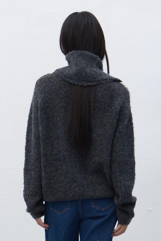 [25FW] WOMAN 넥 워머 루즈핏 부클 니트 [3COL]는 부드러운 촉감의 부클 소재로 제작되어 가을과 겨울에 따뜻하게 착용하기 좋은 여성 니트입니다. 아이보리, 차콜, 올리브 세 가지 색상으로 출시되어 다양한 스타일에 매치하기 용이합니다. 베이직 스타일의 무지 디자인에 루즈핏으로 편안함을 더했으며, 넥 워머 터틀넥 디자인으로 보온성을 높였습니다. 긴 소매 기장과 두꺼운 두께감으로 포근하고 세련된 겨울 스타일을 연출할 수 있습니다. 클래식, 미니멀, 캐주얼 등 폭넓은 스타일을 소화 가능한 데일리 니트입니다.
