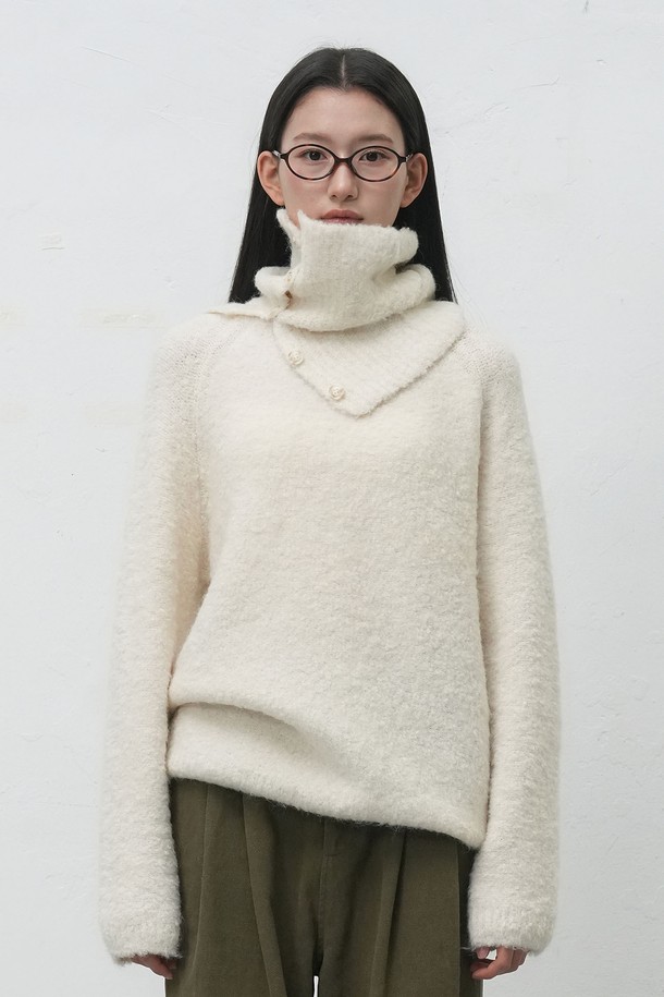 **[25FW] 우먼 넥 워머 루즈핏 부클 니트 [3COL] / WBE4L05550**

부드러운 부클 소재로 제작되어 포근한 착용감을 선사하는 여성용 넥 워머 루즈핏 니트입니다. 아이보리, 차콜, 올리브 세 가지 색상으로 출시되어 다양한 룩에 활용하기 좋습니다. 넥 워머 디자인과 루즈한 핏으로 편안하면서도 스타일리시하게 연출할 수 있으며, 가을, 겨울철 따뜻하게 입을 수 있는 두꺼운 두께감의 긴소매 니트입니다. 베이직하고 캐주얼한 스타일을 즐겨 입는 여성분들께 추천합니다. 특히 보온성이 뛰어나 추운 날씨에도 든든하게 몸을 감싸줍니다.
