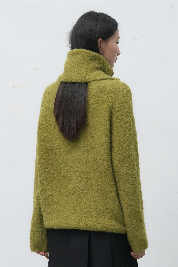 **[25FW] WOMAN 넥 워머 루즈핏 부클 니트 [3COL] / WBE4L05550**

부드러운 부클 소재로 제작된 여성용 넥 워머 루즈핏 니트입니다. 아이보리, 차콜, 올리브 세 가지 색상으로 출시되었습니다. 넥 워머 디테일이 적용되어 보온성을 높였으며, 터틀넥 디자인으로 포근한 느낌을 줍니다. 가을, 겨울 시즌에 베이직, 클래식, 미니멀, 캐주얼 스타일로 폭넓게 활용하기 좋습니다. 루즈핏으로 편안한 착용감을 선사하며, 두꺼운 두께감으로 따뜻하게 즐길 수 있습니다.
