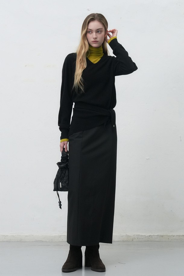 **[25FW] WOMAN 홀가먼트 울 브이넥 니트 풀오버 [4COL] / WBE4L05546**

가을과 겨울에 따뜻하게 입을 수 있는 여성용 홀가먼트 울 브이넥 니트 풀오버입니다. 부드러운 촉감의 울 소재로 제작되어 편안한 착용감을 선사하며, 레귤러 핏으로 어떤 스타일에도 잘 어울립니다. 베이직하고 미니멀한 디자인으로, 출근룩이나 모임룩 등 다양한 TPO에 활용할 수 있습니다. 클래식, 미니멀, 캐주얼 스타일 모두 소화 가능하며, 아이보리, 버건디, 차콜, 블랙 4가지 다채로운 색상으로 출시되었습니다. 긴 소매와 두꺼운 두께감으로 겨울철에도 따뜻하게 착용할 수 있습니다.
