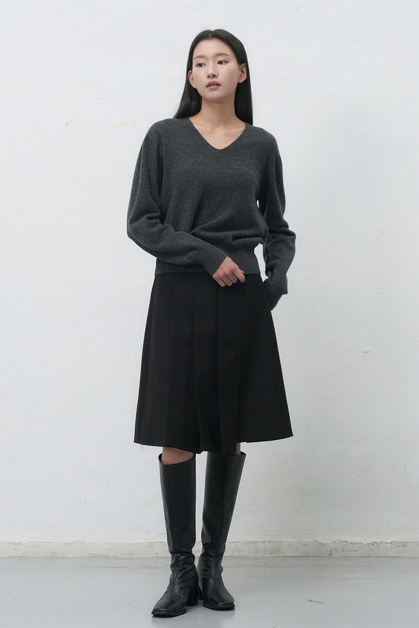 **[25FW] WOMAN 홀가먼트 울 브이넥 니트 풀오버 [4COL] / WBE4L05546**

부드러운 울 소재로 제작되어 포근한 착용감을 선사하는 여성 홀가먼트 브이넥 니트 풀오버입니다. 가을과 겨울 시즌에 적합하며, 베이직하고 미니멀한 스타일을 연출합니다. 레귤러 핏과 긴소매 디자인으로 편안하게 착용 가능하며, 아이보리, 버건디, 차콜, 블랙 4가지 다채로운 컬러 옵션을 제공합니다. 홀가먼트 기법으로 제작되어 깔끔한 핏과 고급스러운 분위기를 더하며, 다양한 룩에 활용하기 좋은 데일리 아이템입니다.
