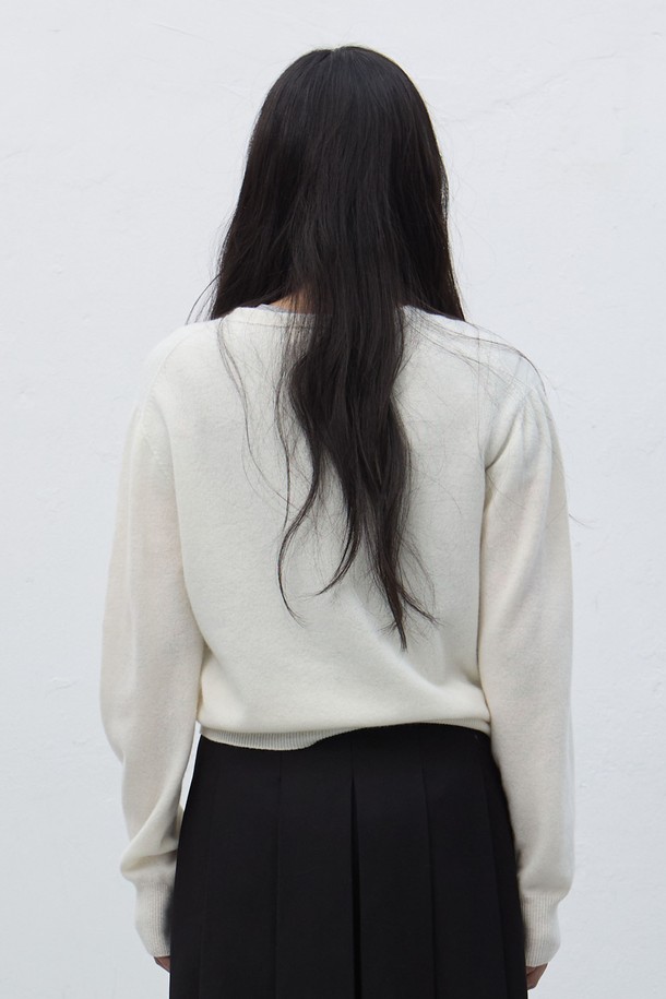 **[25FW] WOMAN 홀가먼트 울 브이넥 니트 풀오버 [4COL] / WBE4L05546**

부드러운 울 소재로 제작되어 포근한 착용감을 선사하는 여성용 홀가먼트 브이넥 니트 풀오버입니다. 가을, 겨울 시즌에 어울리는 두꺼운 두께감으로 따뜻함을 더하며, 레귤러 핏 디자인으로 편안하게 착용할 수 있습니다. 베이직한 스타일로 다양한 룩에 활용하기 좋으며, 클래식, 미니멀, 캐주얼 스타일을 연출할 수 있습니다. 아이보리, 버건디, 차콜, 블랙 4가지 다채로운 컬러로 출시되었습니다. 긴 소매 기장의 풀오버로, 데일리룩에 포인트 아이템으로 활용하기 좋습니다.
