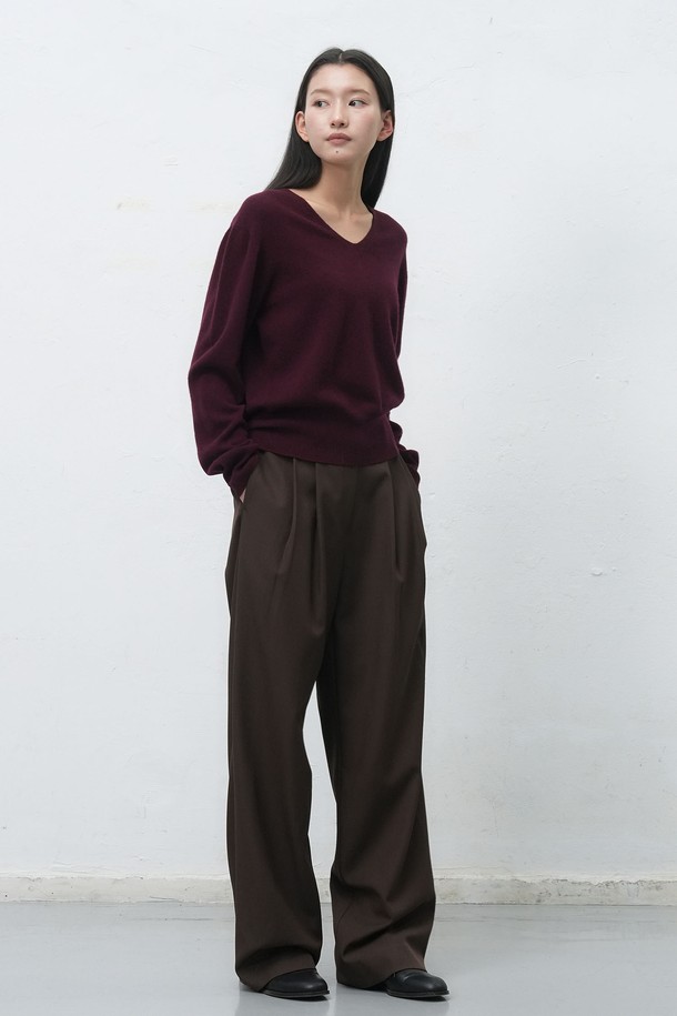 **[25FW] WOMAN 홀가먼트 울 브이넥 니트 풀오버 [4COL] / WBE4L05546**

부드러운 촉감의 울 소재로 제작된 여성용 홀가먼트 브이넥 니트 풀오버입니다. 가을과 겨울에 따뜻하게 착용하기 좋으며, 레귤러 핏으로 편안한 착용감을 선사합니다. 베이직한 디자인으로 클래식과 미니멀 스타일을 연출하기 용이합니다. 아이보리, 버건디, 차콜, 블랙 4가지 다채로운 컬러로 만나보세요. 긴 소매 기장과 두꺼운 두께감으로 포근함을 더했습니다.
