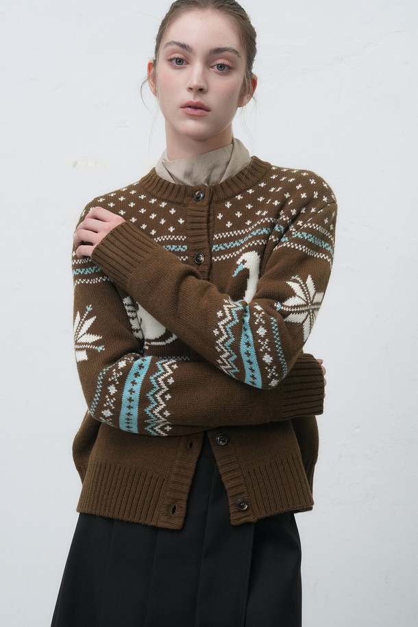 [25FW] WOMAN 스완 노르딕 니트 가디건은 부드러운 울 소재로 제작되어 가을, 겨울 시즌에 따뜻하게 착용할 수 있는 여성용 니트 가디건입니다. 크롭 기장의 레귤러핏으로, 캐주얼한 무드를 연출하며 데이트룩과 모임룩에 적합합니다. 라운드넥 디자인에 긴 소매, 두꺼운 두께감으로 포근함을 더하고, 스케이트 패턴의 노르딕 패턴이 돋보입니다. 버튼 여밈 방식으로 편안하게 착용할 수 있으며, 캐주얼, 클래식, 미니멀 스타일 모두 소화 가능한 활용도 높은 아이템입니다.
