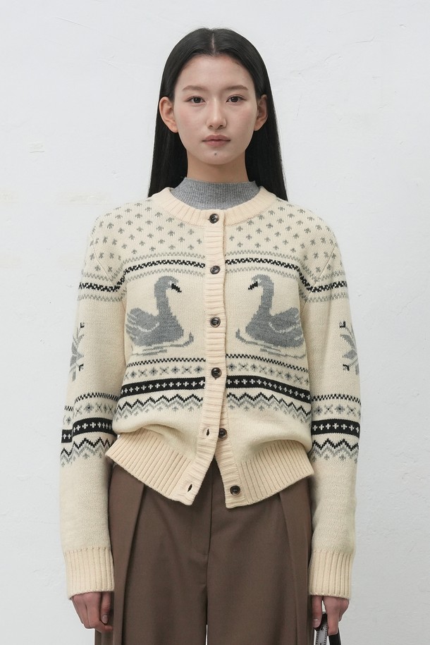 따뜻하고 포근한 [25FW] WOMAN 스완 노르딕 니트 가디건 [3COL]입니다. 부드러운 울 소재로 제작되어 가을, 겨울 시즌에 포근함을 선사하며, 캐주얼한 산책룩에 잘 어울립니다. 레귤러 핏에 라운드넥 디자인으로 편안하게 착용 가능하며, 스완(백조) 패턴과 노르딕 패턴이 더해져 여성스러운 감성을 더합니다. 긴 소매 기장의 두꺼운 니트 가디건으로, 버튼 여밈 방식이며 브라운, 아이보리 두 가지 컬러로 만나보실 수 있습니다.
