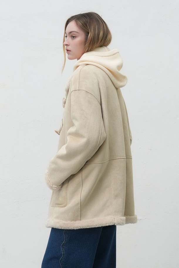 [25FW] WOMAN 스티치 바라클라바 [4COL] / WBE4L91526는 여성용 바라클라바입니다. 부드러운 니트 소재로 제작되어 깊은 모자 깊이와 얼굴 전체 및 목 부분을 따뜻하게 감싸줍니다. 겨울철 일상룩, 겨울 스포츠 활동 시 보온성을 높여주며, 캐주얼, 미니멀, 고프코어 스타일과 잘 어울립니다. 흰색 무지 디자인에 스티치 디테일이 포인트로 들어가 세련된 느낌을 더합니다. 산책룩이나 캠핑룩에 활용하여 스타일리시하면서도 따뜻한 겨울을 보내세요.
