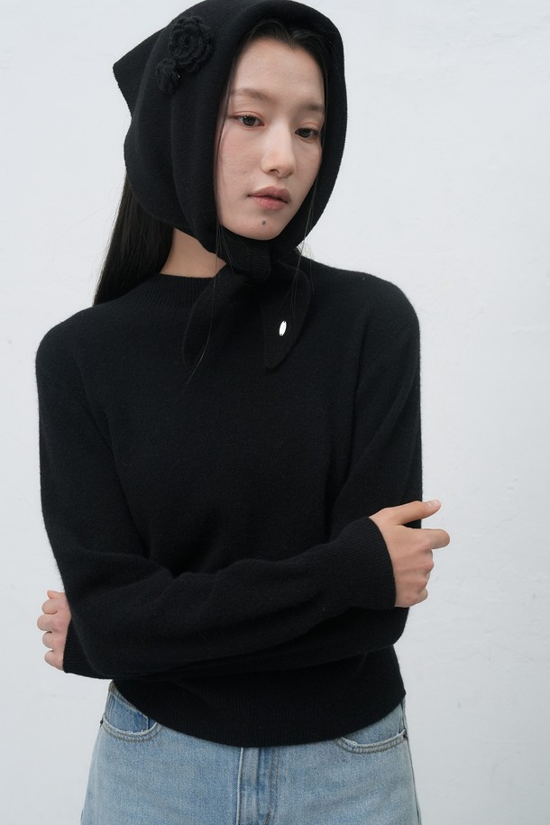 [25FW] 우먼 울 베이직 니트 스카프는 가을과 겨울, 쌀쌀한 날씨에 따뜻함과 스타일을 더해줄 스카프입니다. 부드러운 울 소재로 제작되어 뛰어난 촉감을 자랑하며, 두꺼운 두께감으로 보온성을 높였습니다. 블랙 및 그레이 등 베이직한 컬러를 포함한 5가지 색상으로 출시되어 다양한 스타일에 매치하기 용이합니다. 베이직 디자인과 니트 소재의 조화는 클래식, 미니멀, 캐주얼 등 폭넓은 스타일을 연출할 수 있게 해줍니다. 패턴 무늬가 은은하게 들어가 있어 밋밋하지 않게 포인트를 줄 수 있습니다.
