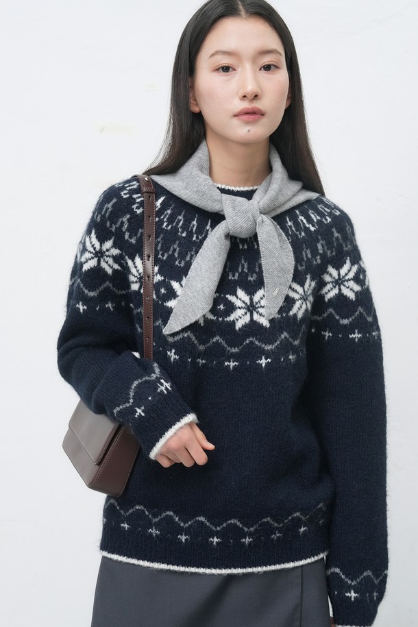 따뜻함과 스타일을 모두 갖춘 [25FW] 우먼 울 베이직 니트 스카프입니다. 부드러운 울 소재로 제작되어 가을, 겨울철 보온성을 책임집니다. 베이직한 디자인으로 클래식, 미니멀, 캐주얼 등 다양한 스타일에 매치하기 좋습니다. 5가지 다채로운 컬러로 출시되어, 취향에 맞게 선택하여 데일리 룩에 포인트를 더해보세요. 여성스러운 실루엣을 연출하며, 어떤 옷차림에도 자연스럽게 어울립니다.
