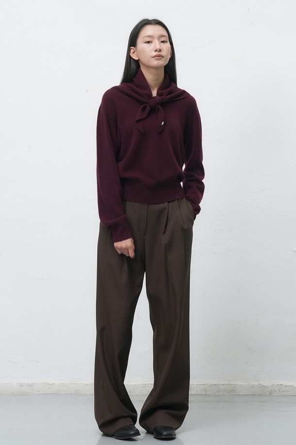 [25FW] 우먼 울 베이직 니트 스카프는 여성용 울 소재 스카프로, 가을과 겨울에 따뜻하게 착용하기 좋습니다. 베이직한 디자인으로 클래식, 미니멀, 캐주얼 등 다양한 스타일 연출에 활용할 수 있습니다. 부드러운 촉감과 두꺼운 두께감으로 포근함을 더하며, 5가지 컬러 옵션으로 폭넓은 선택이 가능합니다. 일상생활에서 데일리하게 활용하기 좋은 머스트 해브 아이템입니다.
