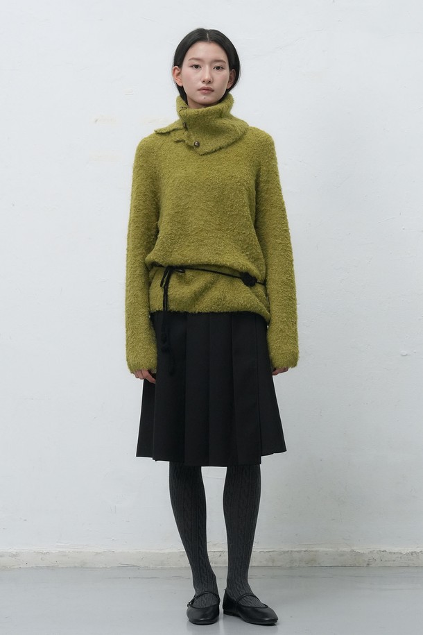 [25FW] WOMAN 핸드메이드 니트 플라워 스트랩 [3COL] / WBE4L98522는 여성스러운 무드를 연출하는 핸드메이드 니트 플라워 스트랩입니다. 부드러운 촉감의 니트 소재로 제작되어 가을, 겨울 시즌에 따뜻하게 착용할 수 있으며, 얇은 두께감으로 답답함 없이 연출할 수 있습니다. 우아한 스타일을 강조하는 플라워 패턴 디자인이 특징이며, 데이트룩과 모임룩에 포인트를 더해줍니다. 클래식하고 로맨틱한 스타일을 즐기는 분들께 추천하며, 블랙을 포함한 3가지 컬러로 구성되어 다양한 스타일에 매치하기 좋습니다.
