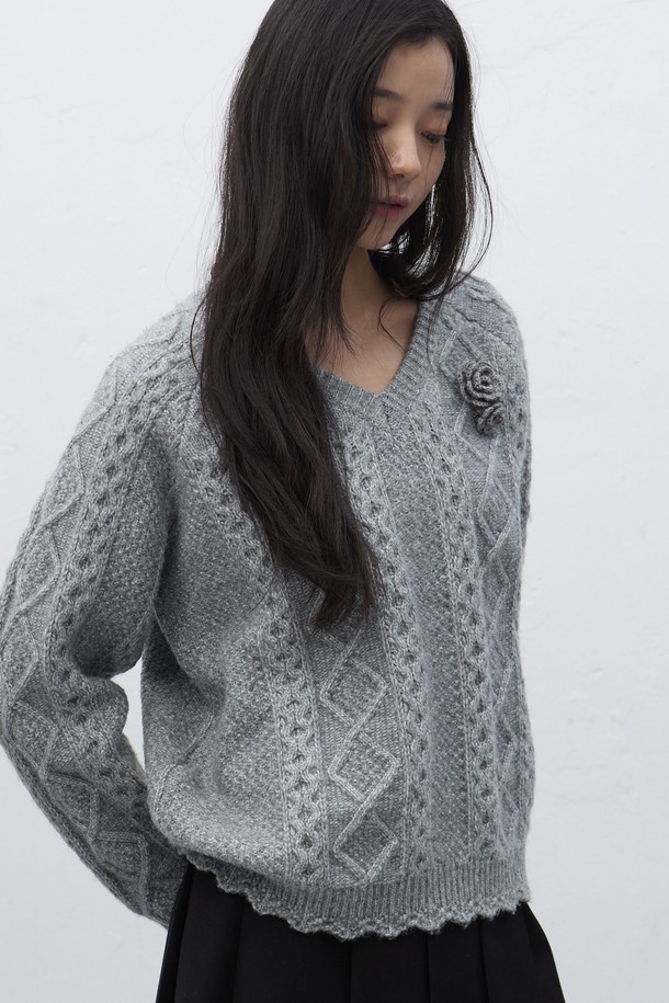 [25FW] WOMAN 핸드메이드 니트 플라워 브로치 세트 [3COL]는 여성스러운 분위기를 더해줄 핸드메이드 니트 플라워 브로치 세트입니다. 가을, 겨울 시즌에 어울리는 니트 소재로 제작되었으며, 데이트룩, 모임룩 등 다양한 TPO에 활용 가능합니다. 클래식, 로맨틱, 걸리시 스타일을 즐겨 입는 여성분들께 추천하며, 3가지 컬러 옵션으로 제공됩니다. 섬세한 플라워 패턴의 브로치 디자인이 돋보이는 제품입니다.
