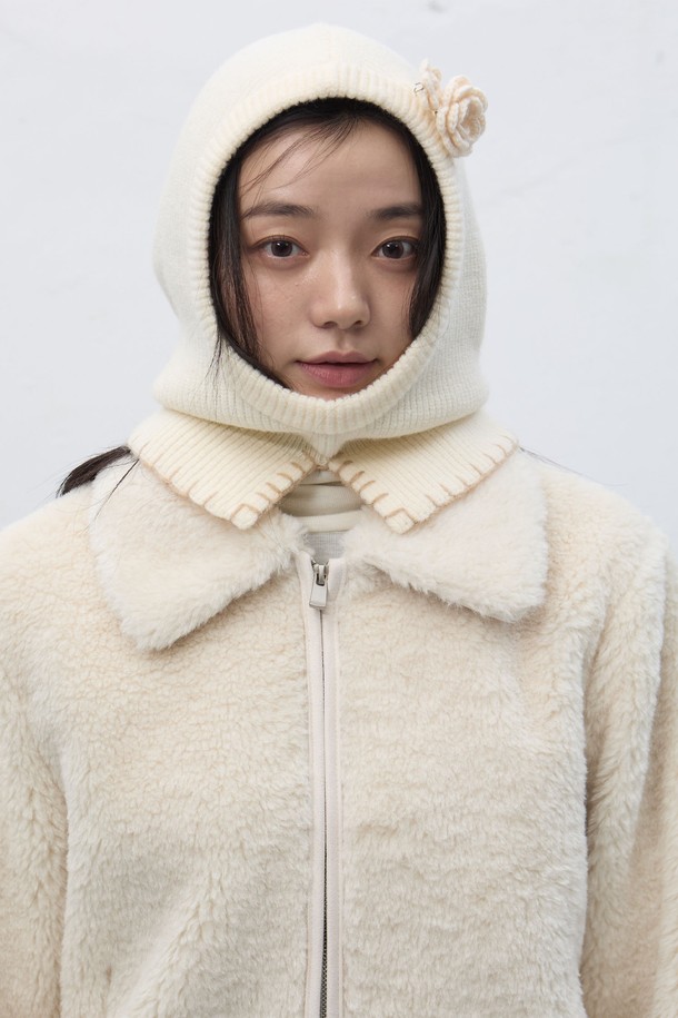 [25FW] WOMAN 핸드메이드 니트 플라워 브로치 세트 [3COL]는 여성스러운 스타일을 완성하는 핸드메이드 브로치 세트입니다. 가을과 겨울에 어울리는 니트 소재로 제작되었으며, 플라워 패턴 디자인이 특징입니다. 클래식, 걸리시, 로맨틱 스타일을 즐겨 입는 분들께 데이트룩이나 모임룩에 포인트를 더해주는 아이템입니다. 세 가지 컬러로 구성되어 있어, 다양한 스타일에 매치하여 연출할 수 있습니다. 각 브로치는 섬세하게 제작되어 니트 특유의 따뜻하고 포근한 느낌을 선사합니다.
