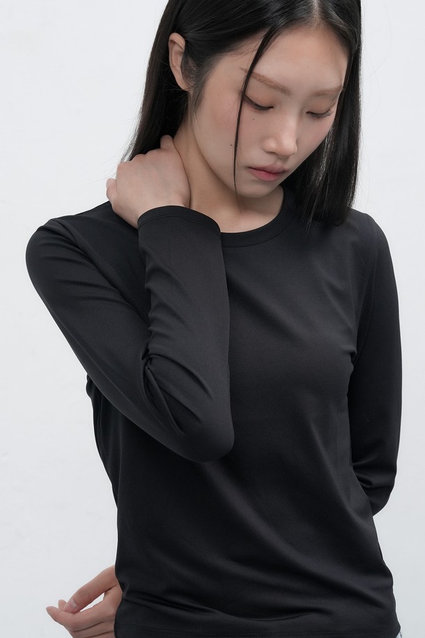 **[25FW] WOMAN 히트젯 라운드넥 티셔츠 [3COL] / WBE4L01515**는 여성스러운 실루엣을 살려주는 베이직하고 미니멀한 스타일의 긴소매 티셔츠입니다. 가을, 겨울 시즌에 적합하며, 부드러운 촉감의 폴리에스테르 소재에 발열 및 보온 기능을 더해 따뜻하게 착용할 수 있습니다. 레귤러핏 라운드넥 디자인으로 어떤 스타일에도 잘 어울리며, 출근룩에 활용하기 좋습니다. 히트젯 소재를 사용하여 뛰어난 보온성을 제공합니다. 블랙 컬러의 무지 디자인으로, 다양한 하의와 매치하여 미니멀, 클래식, 캐주얼 스타일을 연출할 수 있습니다.
