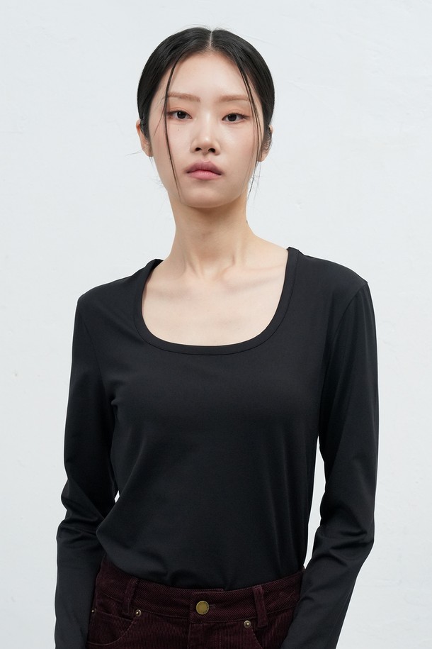 **[25FW] WOMAN 히트젯 히트 U넥 티셔츠 [3COL] / WBE4L01516**

쌀쌀한 날씨에도 따뜻함을 선사하는 여성용 히트젯 히트 U넥 티셔츠입니다. 블랙, 화이트 2가지 색상으로 출시되어 어떤 옷에도 쉽게 매치할 수 있습니다. 베이직한 디자인에 두꺼운 두께감으로 보온성을 높였으며, 부드러운 촉감으로 편안하게 착용 가능합니다. 일상복 및 출근룩으로 활용하기 좋으며, 미니멀, 클래식, 캐주얼 등 다양한 스타일을 연출할 수 있습니다. 히트젯 기술을 적용하여 뛰어난 발열 기능과 보온성을 제공합니다.
