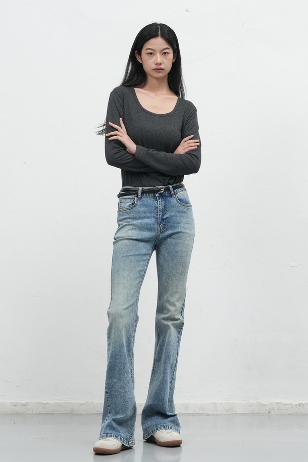 **[25FW] WOMAN 히트젯 히트 U넥 티셔츠 [3COL] / WBE4L01516**

쌀쌀한 가을, 겨울철 따뜻함을 선사할 여성용 히트젯 히트 U넥 티셔츠입니다. 베이직한 디자인에 블랙 컬러로, 다양한 출근룩 및 미니멀, 클래식, 캐주얼 스타일에 활용하기 좋습니다. 면 소재로 제작되어 부드러운 촉감을 제공하며, 레귤러핏과 긴 소매 기장으로 편안한 착용감을 선사합니다. 발열 및 보온 기능의 히트텍 소재로 제작되어 추운 날씨에도 따뜻하게 몸을 보호해 줍니다.
