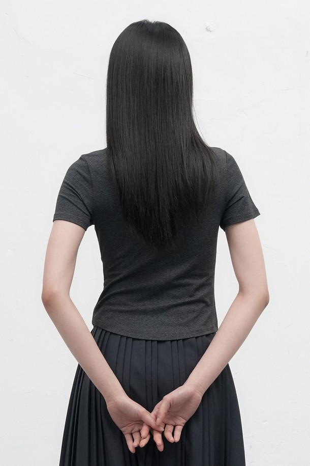 [25FW] WOMAN 히트젯 하프넥 반팔 티셔츠는 여름철 시원하게 착용 가능한 여성 티셔츠입니다. 베이직하고 미니멀한 스타일로, 다양한 룩에 활용하기 좋습니다. 화이트와 블랙 두 가지 색상으로 출시되었으며, 얇은 두께감과 부드러운 촉감의 면 소재를 사용하여 편안한 착용감을 선사합니다. 히트젯 소재로 제작되어 냉감 기능을 갖춘 반소매 하프넥 디자인의 레귤러핏 티셔츠입니다. 일상복으로 활용하기 좋은 아이템입니다.
