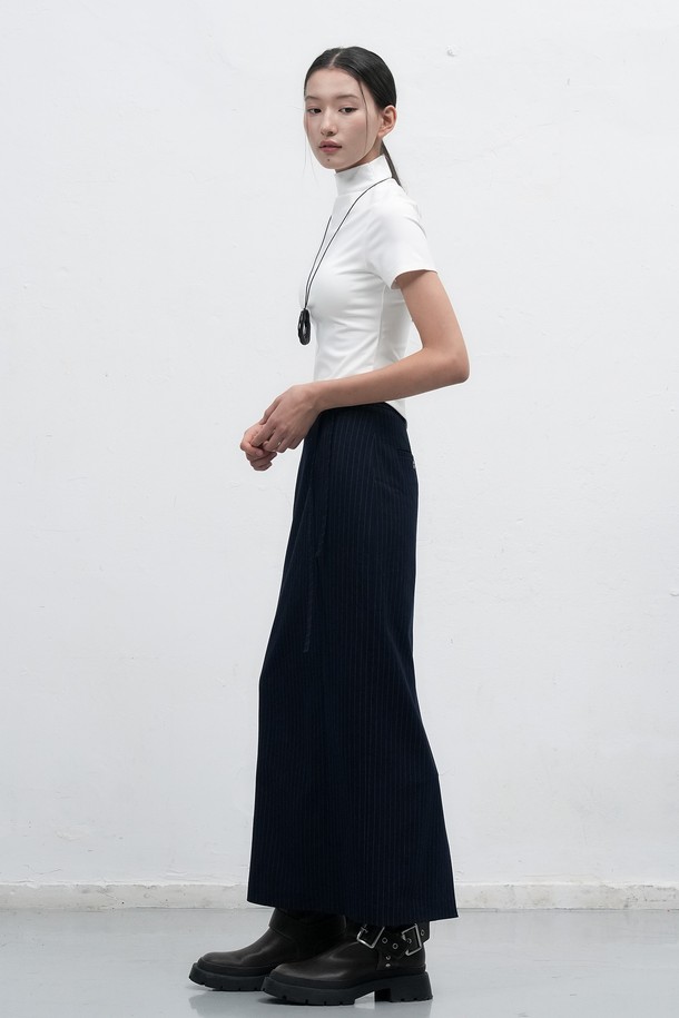 여성스러운 실루엣을 연출하는 [25FW] 우먼 히트젯 하프넥 반팔 티셔츠입니다. 부드러운 면 소재에 히트젯 기능성 원단을 더하여 흡습 기능과 편안한 착용감을 제공합니다. 미니멀하고 베이직한 디자인으로 캐주얼 스타일은 물론 휴가룩, 집콕룩 등 다양한 TPO에 활용 가능합니다. 레귤러핏과 하프넥 디자인, 반소매 기장이 시원하고 세련된 느낌을 더합니다. 화이트 컬러로 어떤 하의와도 쉽게 매치하여 데일리룩을 완성해보세요.
